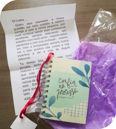 Foto de um
                    presente que ganhei de umas das pacientes, uma agenda, e junto dela uma carta de agradecimento.